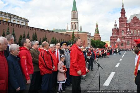 «Красная площадь сияла кумачом». Репортаж Галины Платовой с пионерской линейки в Москве