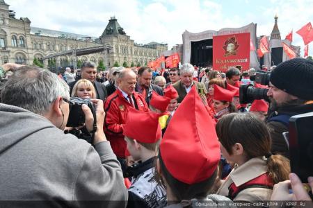«Красная площадь сияла кумачом». Репортаж Галины Платовой с пионерской линейки в Москве