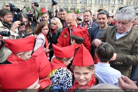 «Красная площадь сияла кумачом». Репортаж Галины Платовой с пионерской линейки в Москве