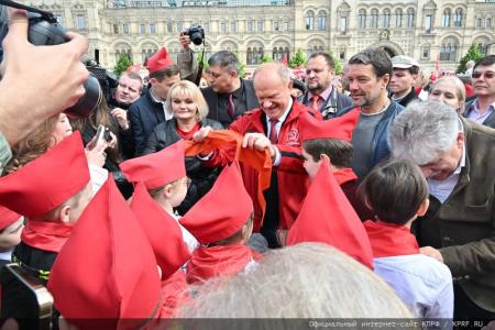«Красная площадь сияла кумачом». Репортаж Галины Платовой с пионерской линейки в Москве