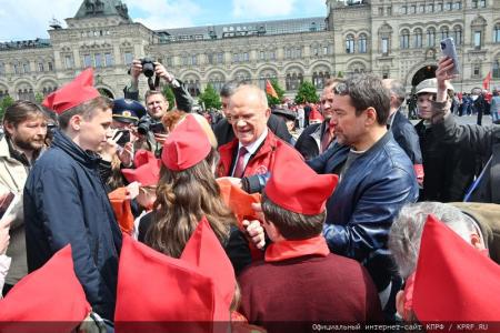 «Красная площадь сияла кумачом». Репортаж Галины Платовой с пионерской линейки в Москве