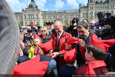 «Красная площадь сияла кумачом». Репортаж Галины Платовой с пионерской линейки в Москве