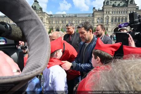 «Красная площадь сияла кумачом». Репортаж Галины Платовой с пионерской линейки в Москве