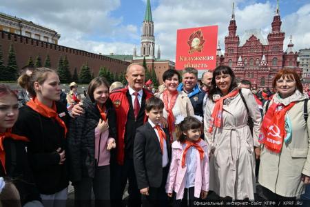 «Красная площадь сияла кумачом». Репортаж Галины Платовой с пионерской линейки в Москве