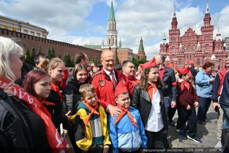 «Красная площадь сияла кумачом». Репортаж Галины Платовой с пионерской линейки в Москве