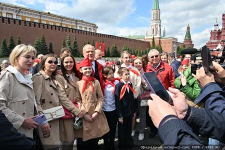 «Красная площадь сияла кумачом». Репортаж Галины Платовой с пионерской линейки в Москве