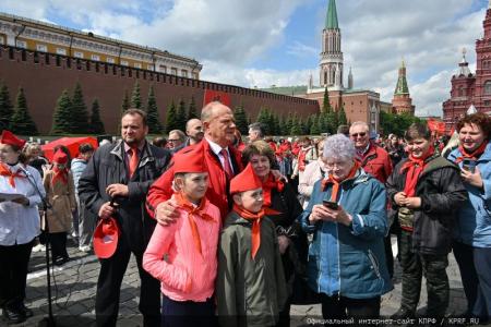 «Красная площадь сияла кумачом». Репортаж Галины Платовой с пионерской линейки в Москве