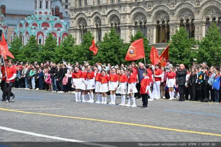 «Красная площадь сияла кумачом». Репортаж Галины Платовой с пионерской линейки в Москве