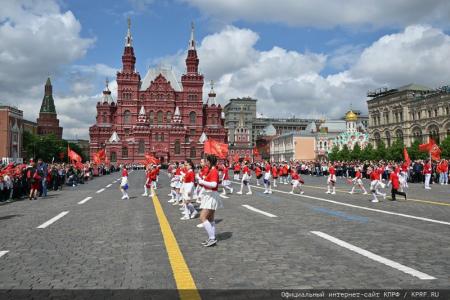«Красная площадь сияла кумачом». Репортаж Галины Платовой с пионерской линейки в Москве