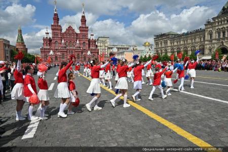 «Красная площадь сияла кумачом». Репортаж Галины Платовой с пионерской линейки в Москве
