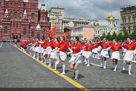 «Красная площадь сияла кумачом». Репортаж Галины Платовой с пионерской линейки в Москве