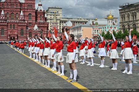 «Красная площадь сияла кумачом». Репортаж Галины Платовой с пионерской линейки в Москве