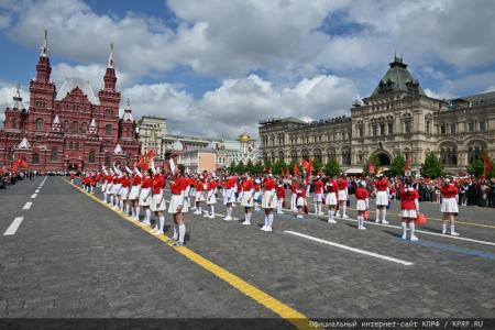 «Красная площадь сияла кумачом». Репортаж Галины Платовой с пионерской линейки в Москве