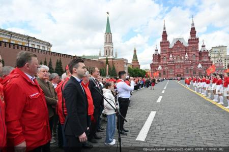 «Красная площадь сияла кумачом». Репортаж Галины Платовой с пионерской линейки в Москве