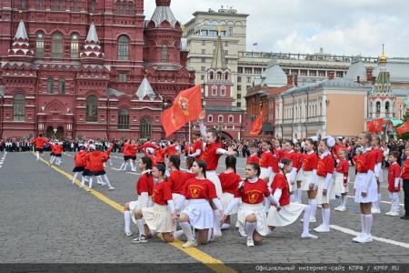 «Красная площадь сияла кумачом». Репортаж Галины Платовой с пионерской линейки в Москве