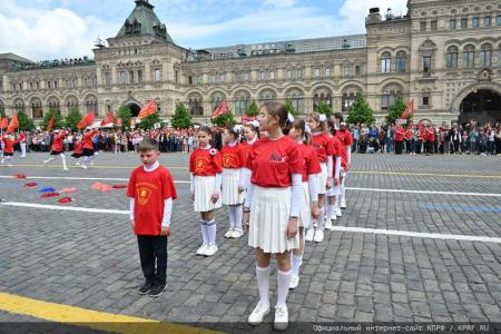 «Красная площадь сияла кумачом». Репортаж Галины Платовой с пионерской линейки в Москве