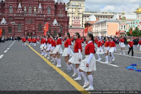 «Красная площадь сияла кумачом». Репортаж Галины Платовой с пионерской линейки в Москве