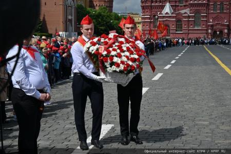 «Красная площадь сияла кумачом». Репортаж Галины Платовой с пионерской линейки в Москве