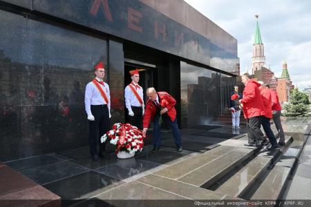 «Красная площадь сияла кумачом». Репортаж Галины Платовой с пионерской линейки в Москве