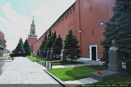«Красная площадь сияла кумачом». Репортаж Галины Платовой с пионерской линейки в Москве