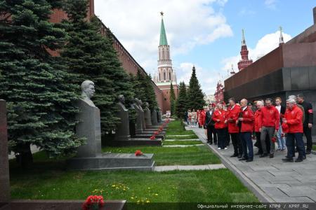 «Красная площадь сияла кумачом». Репортаж Галины Платовой с пионерской линейки в Москве