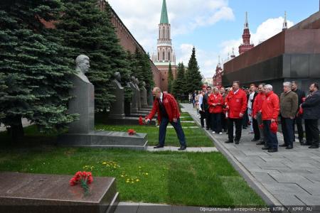 «Красная площадь сияла кумачом». Репортаж Галины Платовой с пионерской линейки в Москве