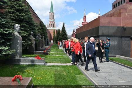«Красная площадь сияла кумачом». Репортаж Галины Платовой с пионерской линейки в Москве