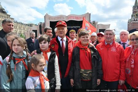 «Красная площадь сияла кумачом». Репортаж Галины Платовой с пионерской линейки в Москве