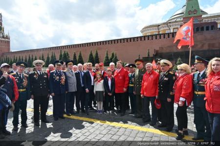 «Красная площадь сияла кумачом». Репортаж Галины Платовой с пионерской линейки в Москве