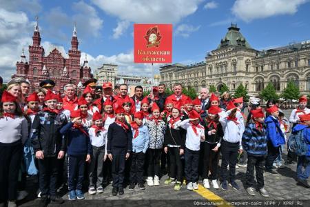 «Красная площадь сияла кумачом». Репортаж Галины Платовой с пионерской линейки в Москве