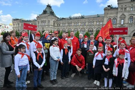 «Красная площадь сияла кумачом». Репортаж Галины Платовой с пионерской линейки в Москве