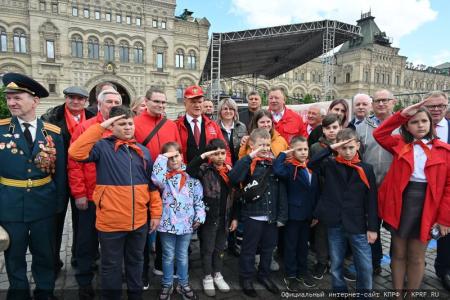 «Красная площадь сияла кумачом». Репортаж Галины Платовой с пионерской линейки в Москве