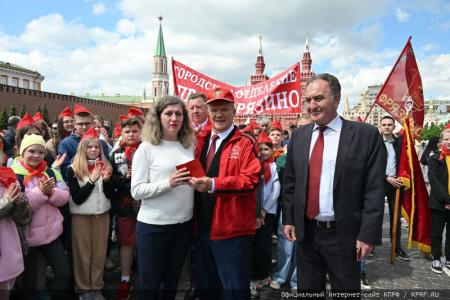 «Красная площадь сияла кумачом». Репортаж Галины Платовой с пионерской линейки в Москве