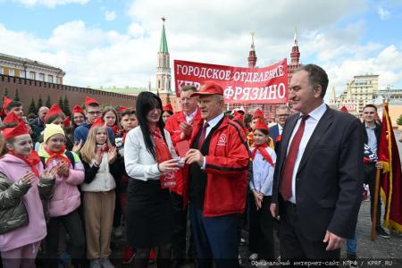 «Красная площадь сияла кумачом». Репортаж Галины Платовой с пионерской линейки в Москве