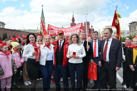 «Красная площадь сияла кумачом». Репортаж Галины Платовой с пионерской линейки в Москве