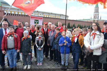«Красная площадь сияла кумачом». Репортаж Галины Платовой с пионерской линейки в Москве