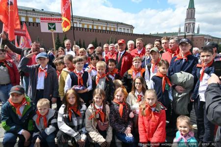 «Красная площадь сияла кумачом». Репортаж Галины Платовой с пионерской линейки в Москве