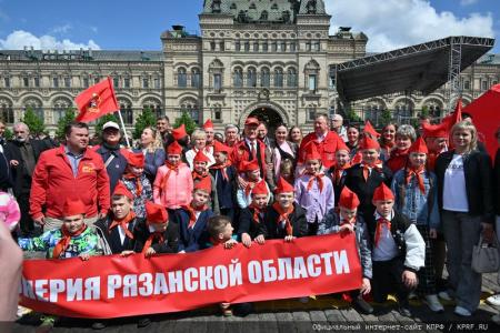 «Красная площадь сияла кумачом». Репортаж Галины Платовой с пионерской линейки в Москве