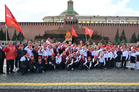 «Красная площадь сияла кумачом». Репортаж Галины Платовой с пионерской линейки в Москве