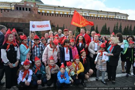 «Красная площадь сияла кумачом». Репортаж Галины Платовой с пионерской линейки в Москве