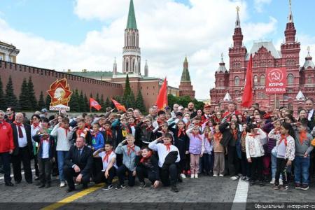 «Красная площадь сияла кумачом». Репортаж Галины Платовой с пионерской линейки в Москве