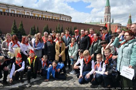 «Красная площадь сияла кумачом». Репортаж Галины Платовой с пионерской линейки в Москве