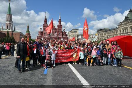 «Красная площадь сияла кумачом». Репортаж Галины Платовой с пионерской линейки в Москве