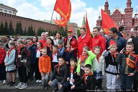 «Красная площадь сияла кумачом». Репортаж Галины Платовой с пионерской линейки в Москве