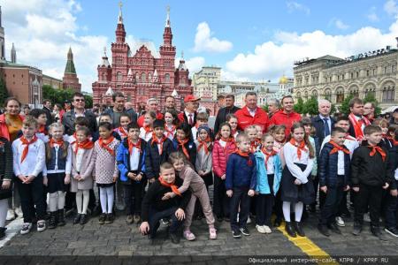 «Красная площадь сияла кумачом». Репортаж Галины Платовой с пионерской линейки в Москве