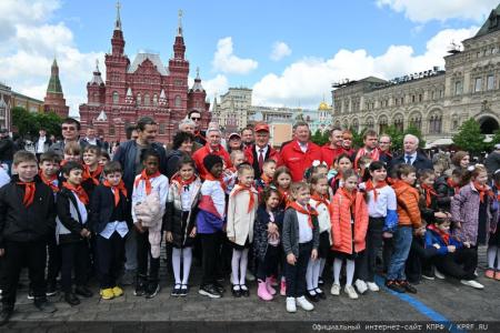 «Красная площадь сияла кумачом». Репортаж Галины Платовой с пионерской линейки в Москве
