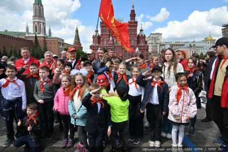 «Красная площадь сияла кумачом». Репортаж Галины Платовой с пионерской линейки в Москве