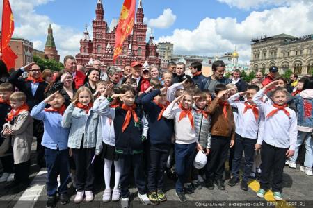 «Красная площадь сияла кумачом». Репортаж Галины Платовой с пионерской линейки в Москве