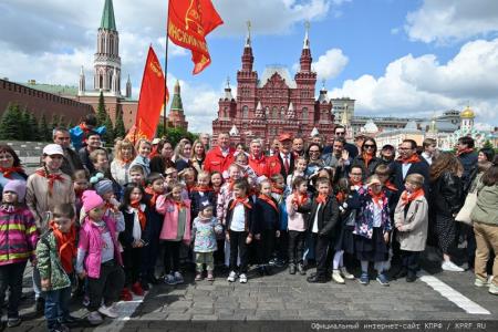 «Красная площадь сияла кумачом». Репортаж Галины Платовой с пионерской линейки в Москве