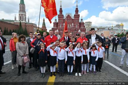 «Красная площадь сияла кумачом». Репортаж Галины Платовой с пионерской линейки в Москве